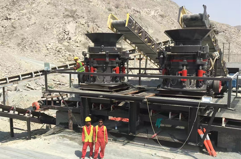 兩臺液壓圓錐破碎機(jī)加工石子