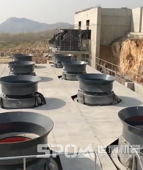 八臺圓錐破碎機，大型圓錐破碎機生產(chǎn)現(xiàn)場圖