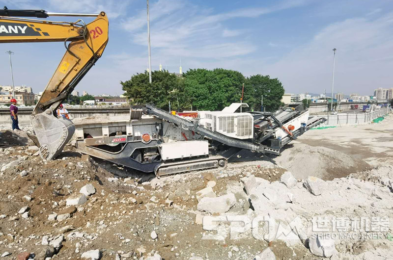大型建筑廢料粉碎機(jī)，履帶式移動(dòng)破碎站粉碎建筑垃圾現(xiàn)場(chǎng)圖