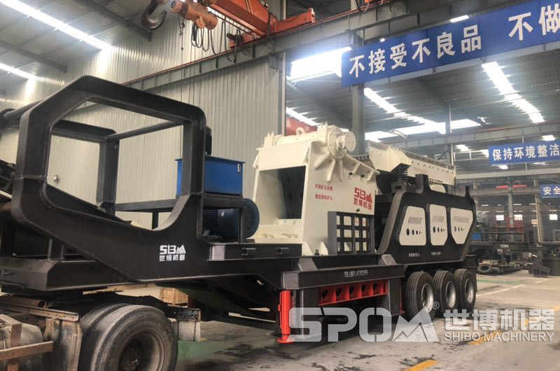 大型石頭破碎機(jī)生產(chǎn)車間，圖為一臺大型移動破碎機(jī)半成品